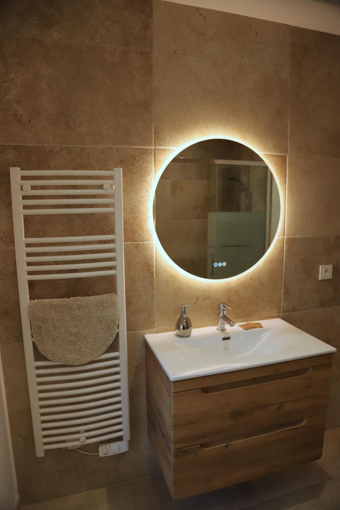 Duplex De Charme Au Coeur De La Provence. *